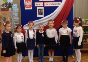 02. Grupa 5-latków śpiewa hymn.